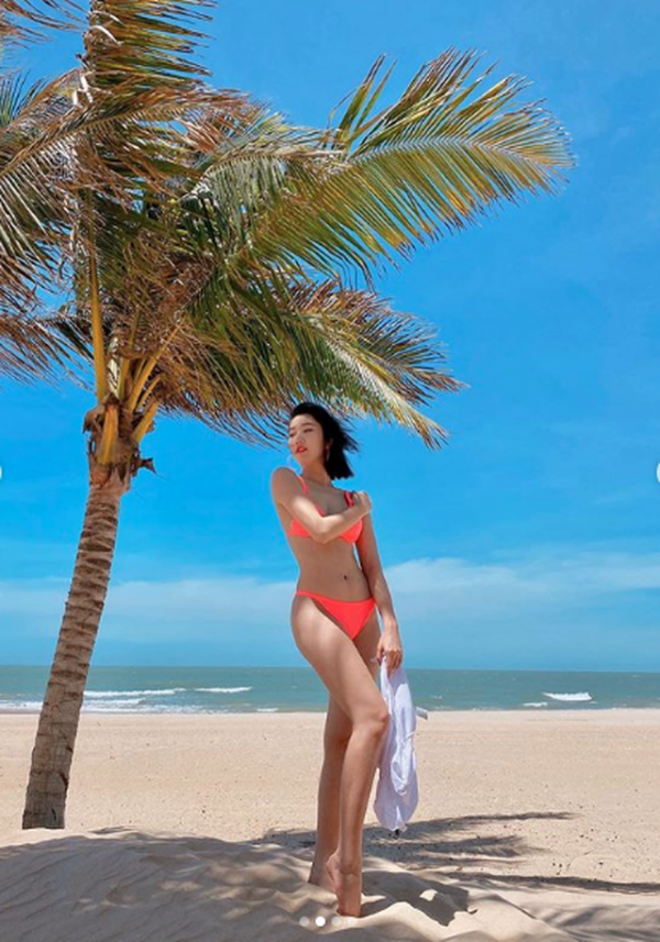 Diễn viên Thuý Ngân khoe dáng quyến rũ với bikini bên bãi biển 6