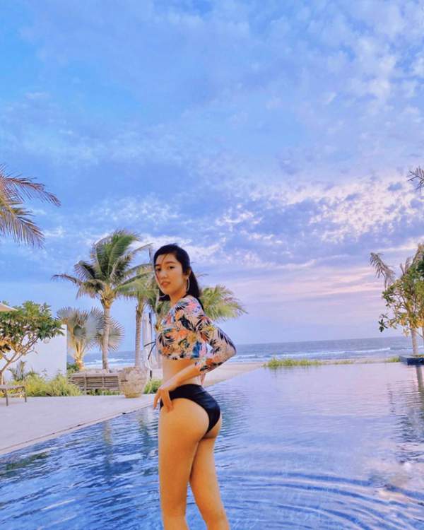 Diễn viên Thuý Ngân khoe dáng quyến rũ với bikini bên bãi biển 7