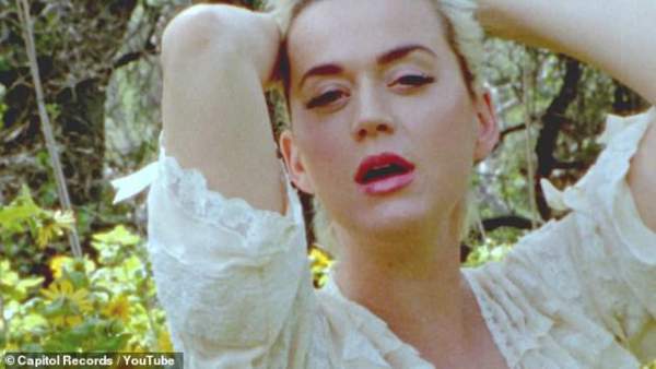 Katy Perry khỏa thân khoe bụng bầu trong MV mới 3