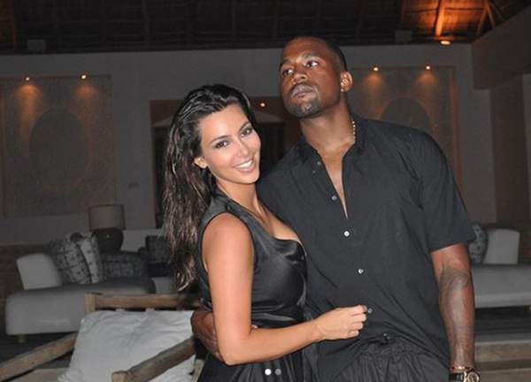 Kim Kardashian mặc đồ lạ mắt, tình tứ bên chồng 4