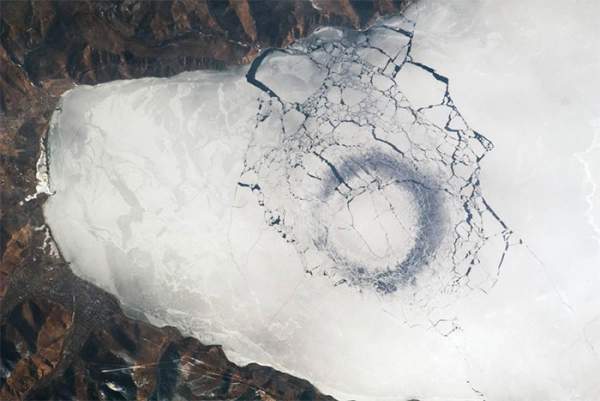 Bí ẩn những vòng băng trên hồ Baikal