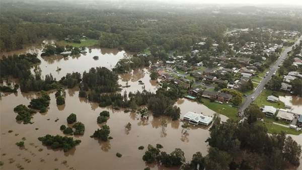 "Bom mưa" gây lũ lụt tồi tệ nhất trong 50 năm ở Australia 9