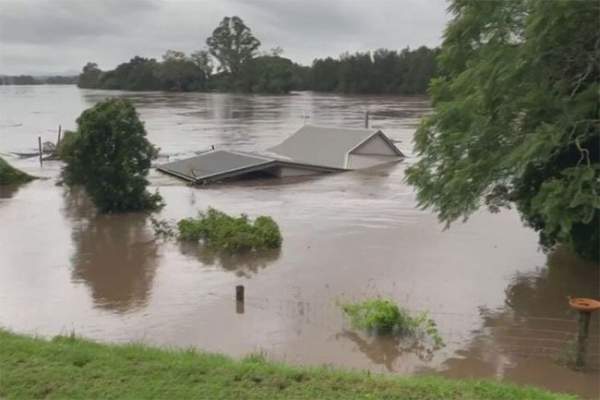 "Bom mưa" gây lũ lụt tồi tệ nhất trong 50 năm ở Australia 3