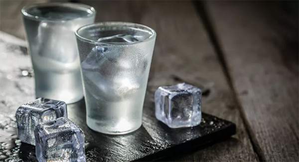 Các nhà khoa học Nga phát minh ra rượu vodka không gây nôn nao