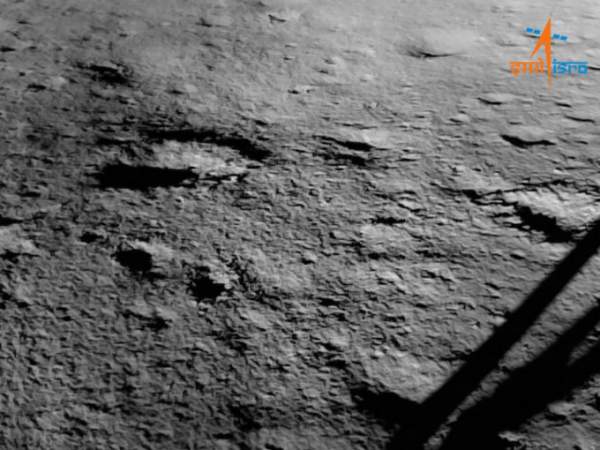Tàu Ấn Độ chụp ảnh bãi đáp trên bề mặt Mặt trăng
