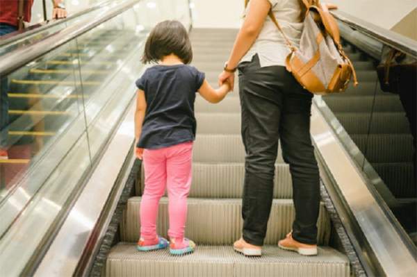Những điều bố mẹ cần ghi nhớ để đảm bảo an toàn cho con khi đi thang cuốn