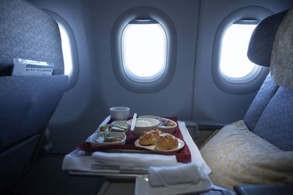 Kỳ lạ máy bay phục vụ đồ ăn từ phổ thông đến thương gia, nhưng tiếp viên vẫn mang cơm vì điều này 3